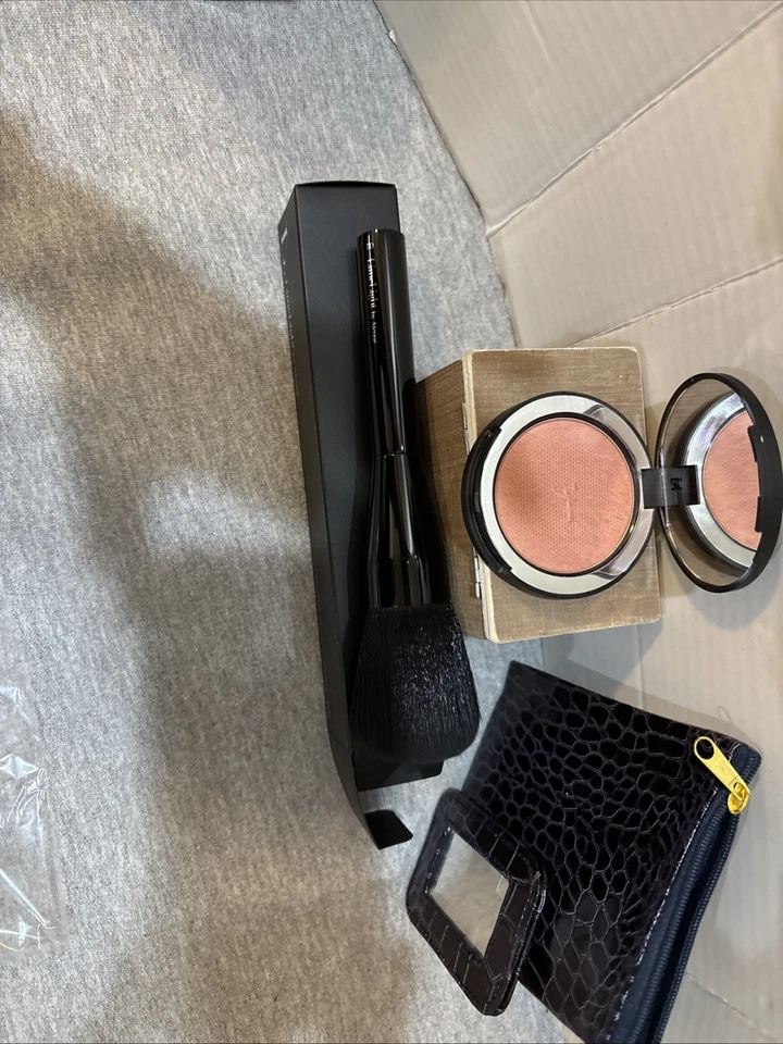 IT Bye Bye Pores Blush (Adored) Soft Cool Pink W/Free Brush & Compact Zip Pouch! - Image 4 of 4