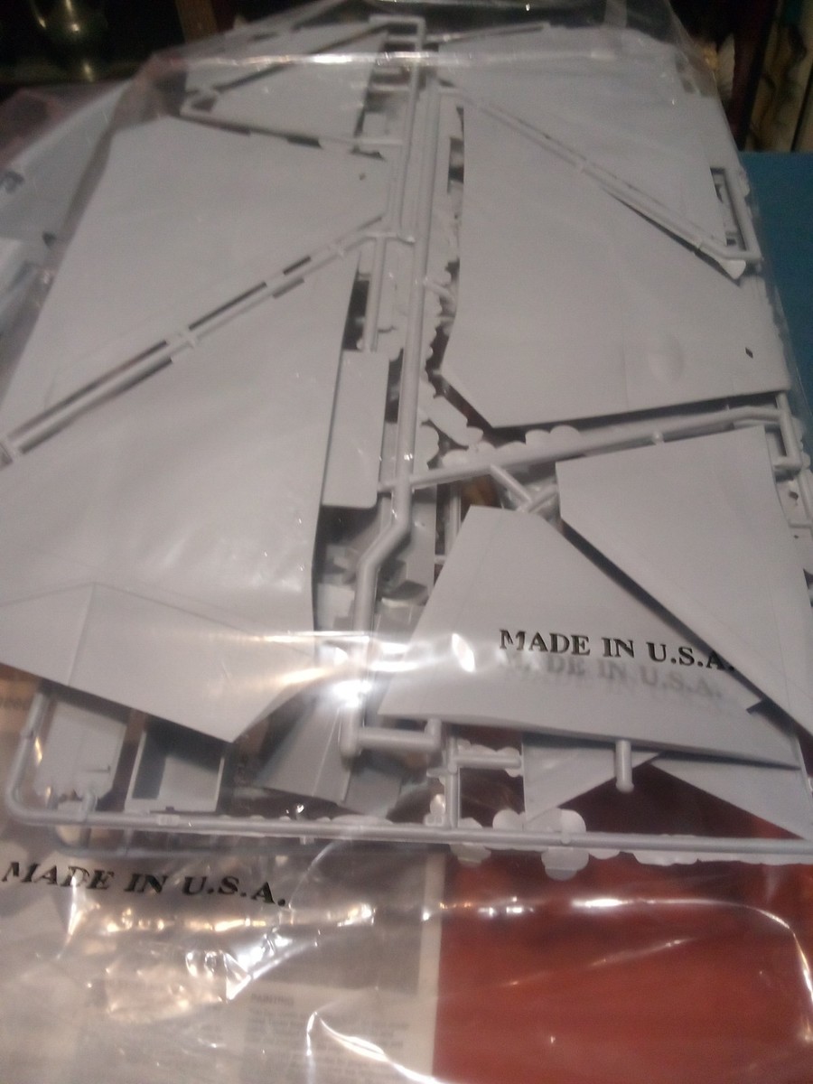 Testors 1/32 YF-22 ATF Stealth Fighter Aircraft Model Kit