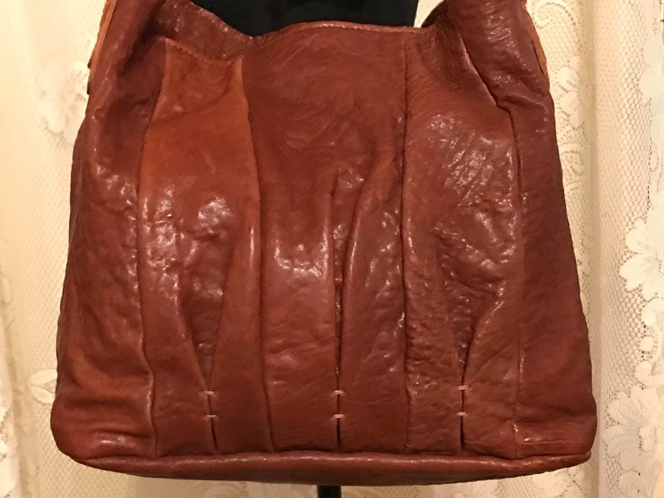 Bolso de Mano/Hombro Will Leather Goods Cuero Marrón Plisado con Almohada y Bolsa para el Polvo Foto 3 de 4