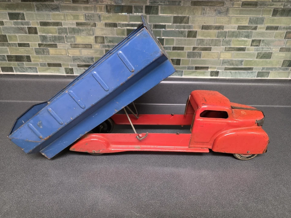 Camión de volteo grande vintage de acero prensado de gran grano Marx Foto 3 de 4