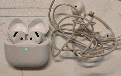 BARELY USED.GOOD CONDITIONS.2 IN 1.WHITE.UMBOXED.Apple AirPods.DEAL 