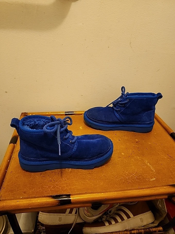 BOTAS CHUKKA NUEVAS UGG NIÑO NEUMEL II AZUL REAL TALLA 1Y, MODELO # 1017320T Foto 3 de 4