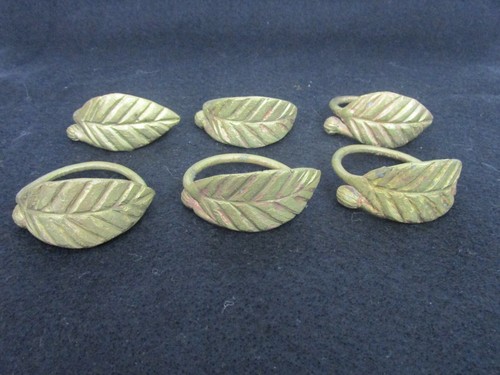 Pounded Forged Metal Leaf Napkin Rings Set of 6 Rustic Farmhouse Flat Gold Color - Foto 1 di 7