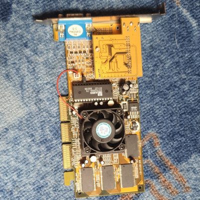 ATI Radeon AGP 64MB Grafikkarte VGA S-Video Lüfter mit Kühlkörper