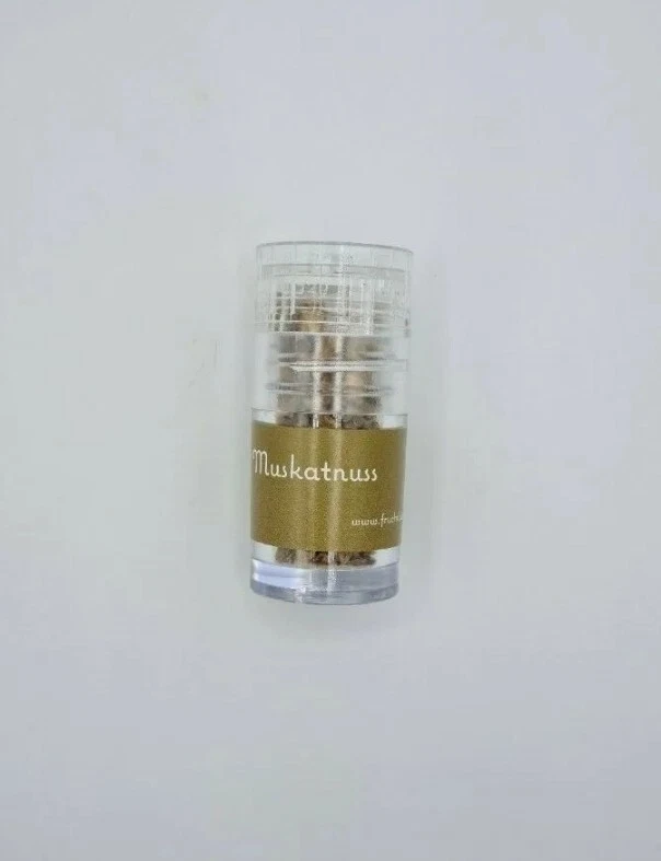 Muskatnuss Mühle gefüllt mit geschroteten Muskatnüssen - Bild 2 von 2