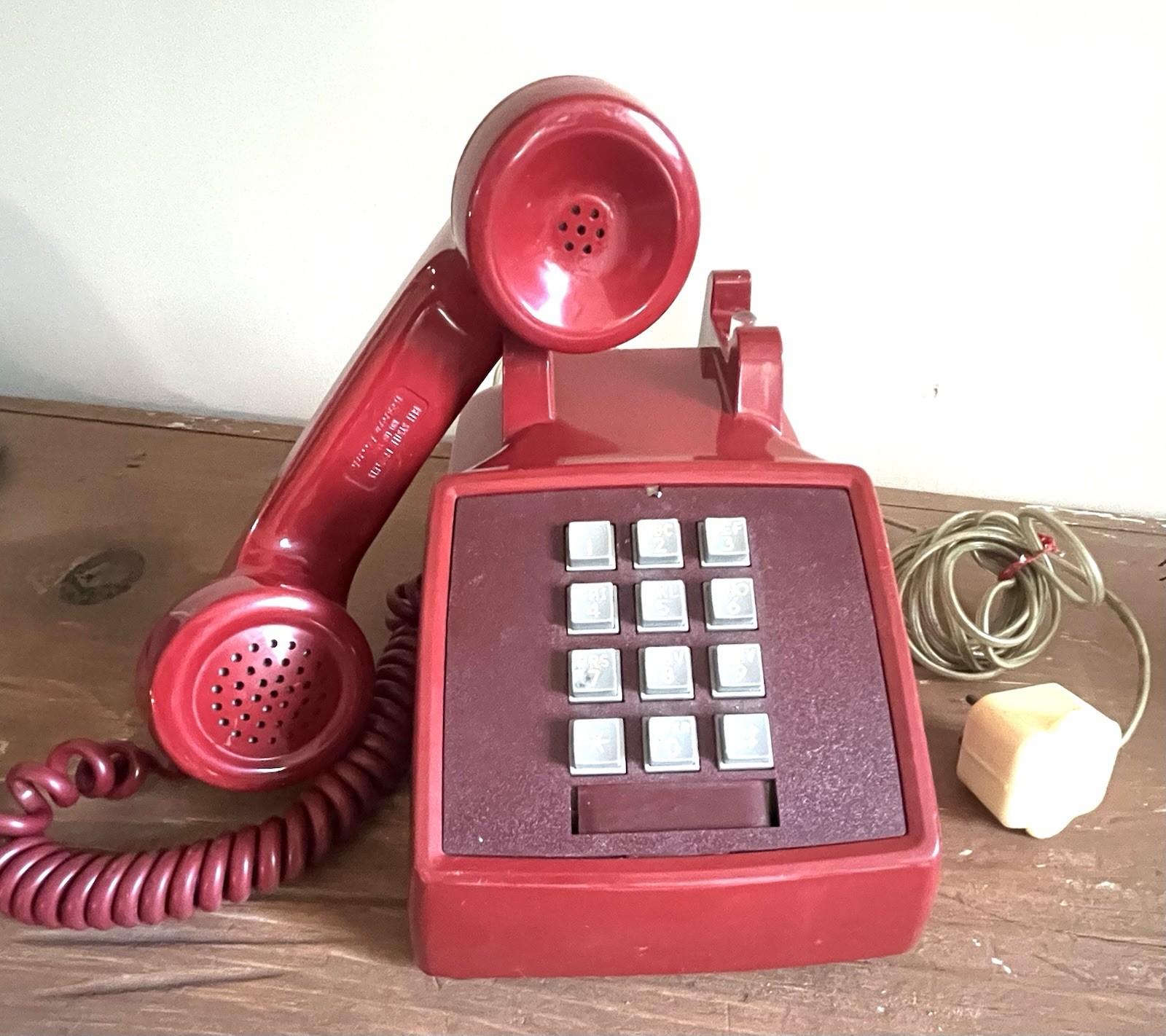 Vintage Bell System Western Electric 1970’s RED Push Button Telephone 2500D Plug