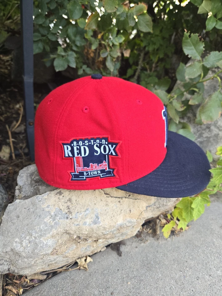 Boston Rojo Calcetines New Era 59FIFTY Gorra Ajustada 7 3/8 B-Town Parche Rojo Azul Marino Sombrero Foto 2 de 4