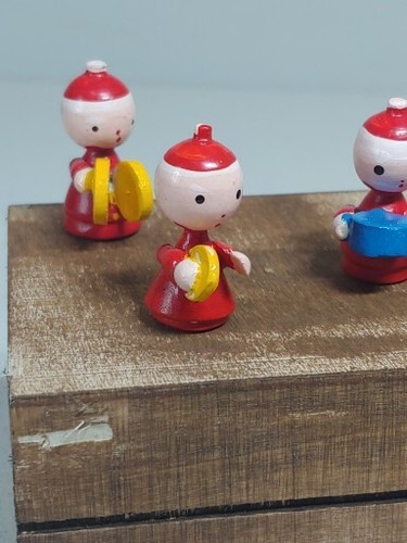 VINTAGE Christmas PETITE santa band BOXED SET Of 6 Hand Painted Wooden figures - Picture 4 of 11