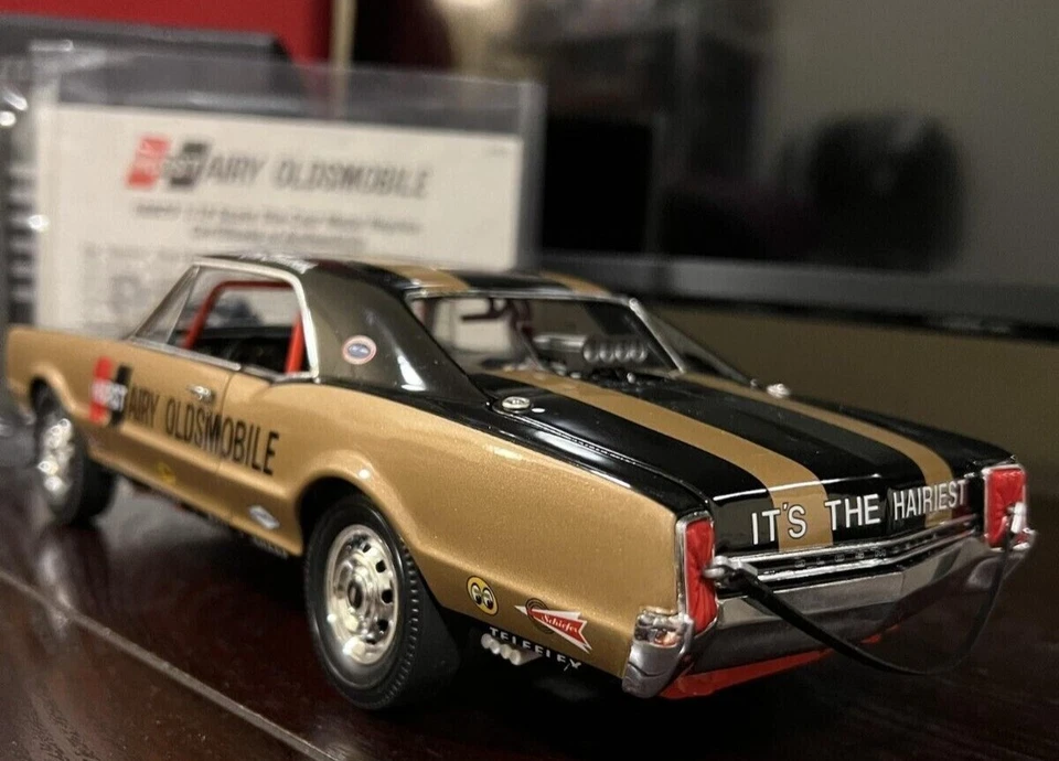 Highway 61/DCP Oldsmobile 1967 "Hurst Hairy Olds" 1:18 Diecast 50829. Bi-Fold Foto 4 de 4