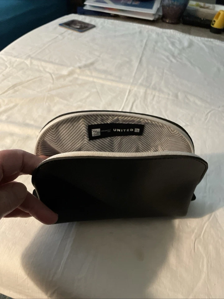 Bolsa de maquillaje cosmético Black Saks Fifth Avenue artículos de tocador para viajes de United Airlines Foto 3 de 4