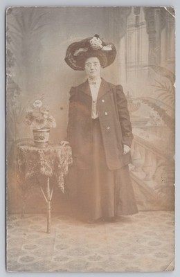 Ältere Frau großer edwardianischer Hut & Mantel Studio Portrait RPPC 1910er Mode