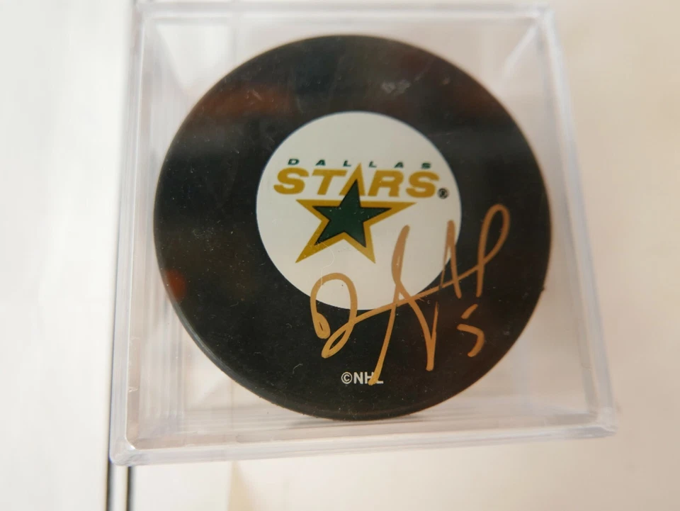 Disco de hockey firmado por Darryl Sydor NHL Dallas Stars automático con certificado de autenticidad y boleto 2003 Foto 2 de 4