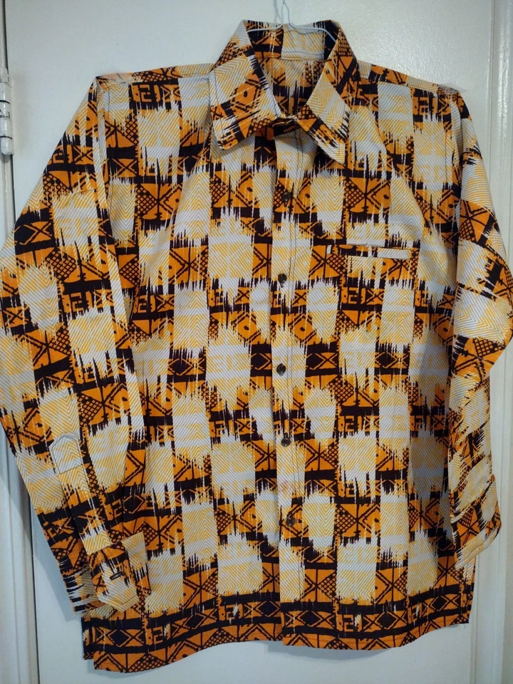 Boubou africano: prenda corta holgada usada por hombres en África. Foto 3 de 4