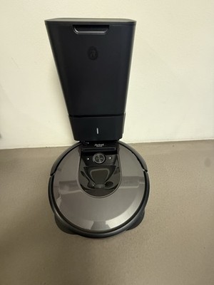 iRobot Roomba i7 Staubsaugerroboter mit Absaugstation und Zubehör