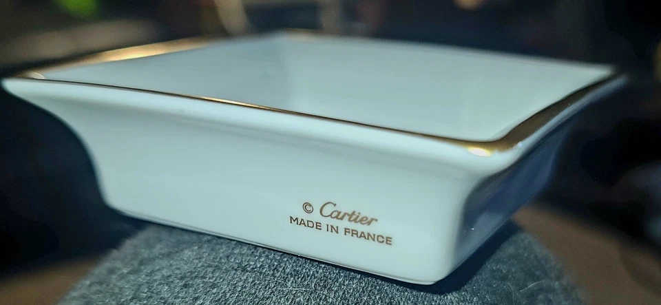 Bandeja de baratijas de porcelana Cartier con decoración dorada Foto 2 de 4