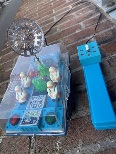 マスダヤ（MODERN TOYS）★コミュニケーション・トラック★モールス信号 Space Tin Toy Modern Toys Masudaya Lunar Transport | eBay