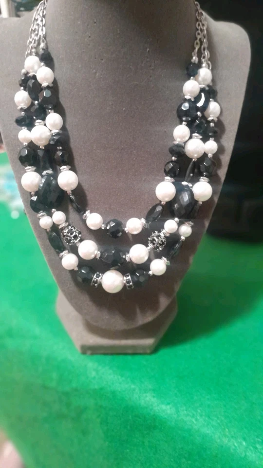 Collar Triple Hilo Casa Blanca Mercado Negro Perla Imitación Ónix Negro Foto 3 de 4