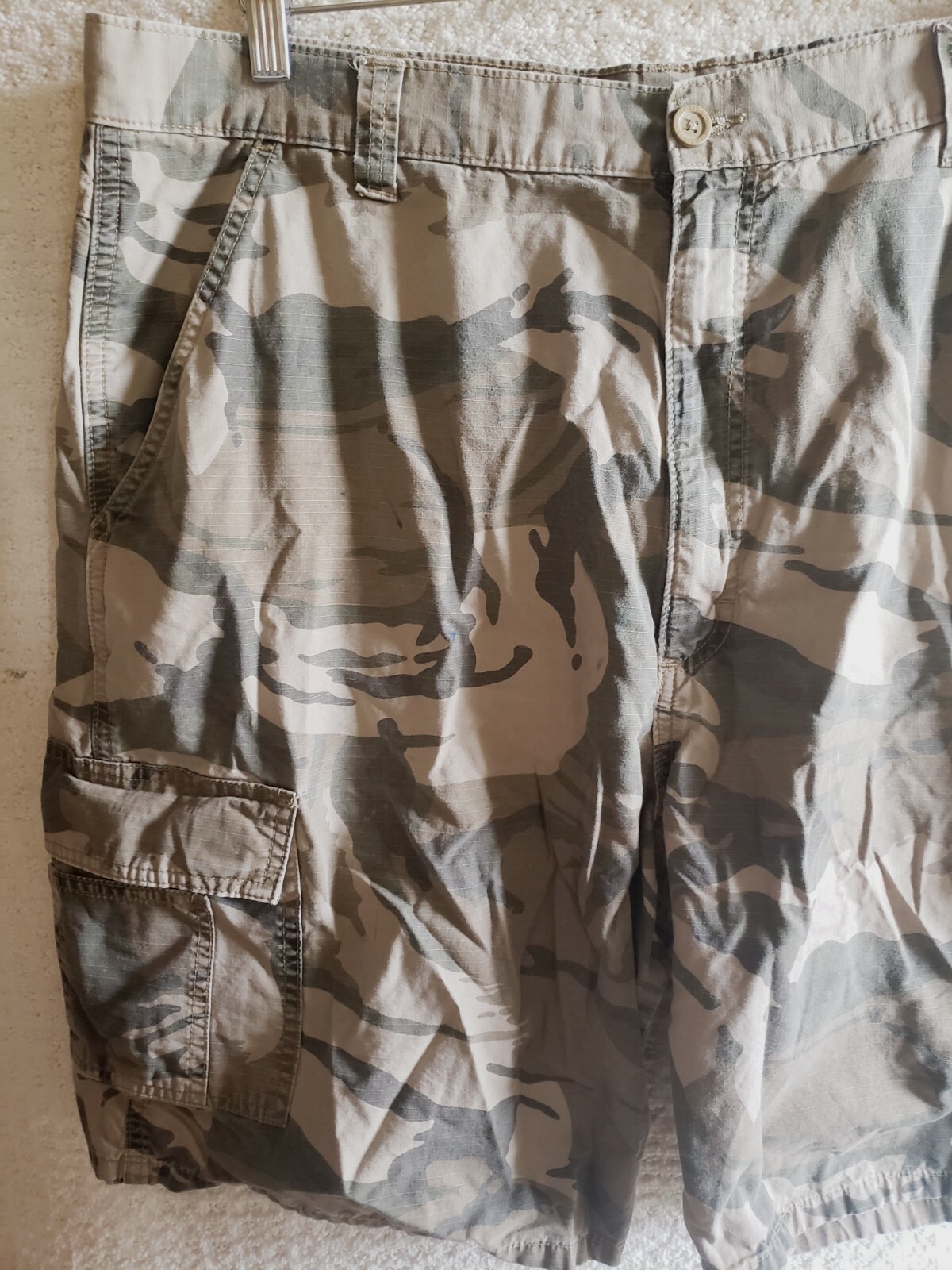 Men's Wrangler Camo Cargo Shorts size 40 Flat Front Men's