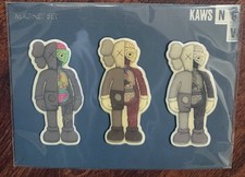 KAWS NGV - Zestaw magnesów towarzyszących - czarny szary brąz - rozcięty