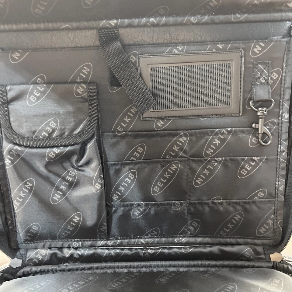 Maletín de hombro de cuero negro para computadora portátil Belkin Foto 3 de 4