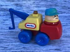 VINTAGE LITTLE TIKES TODDLE TOTS TOW TRUCK WITH CHUNKY WORKER MAN