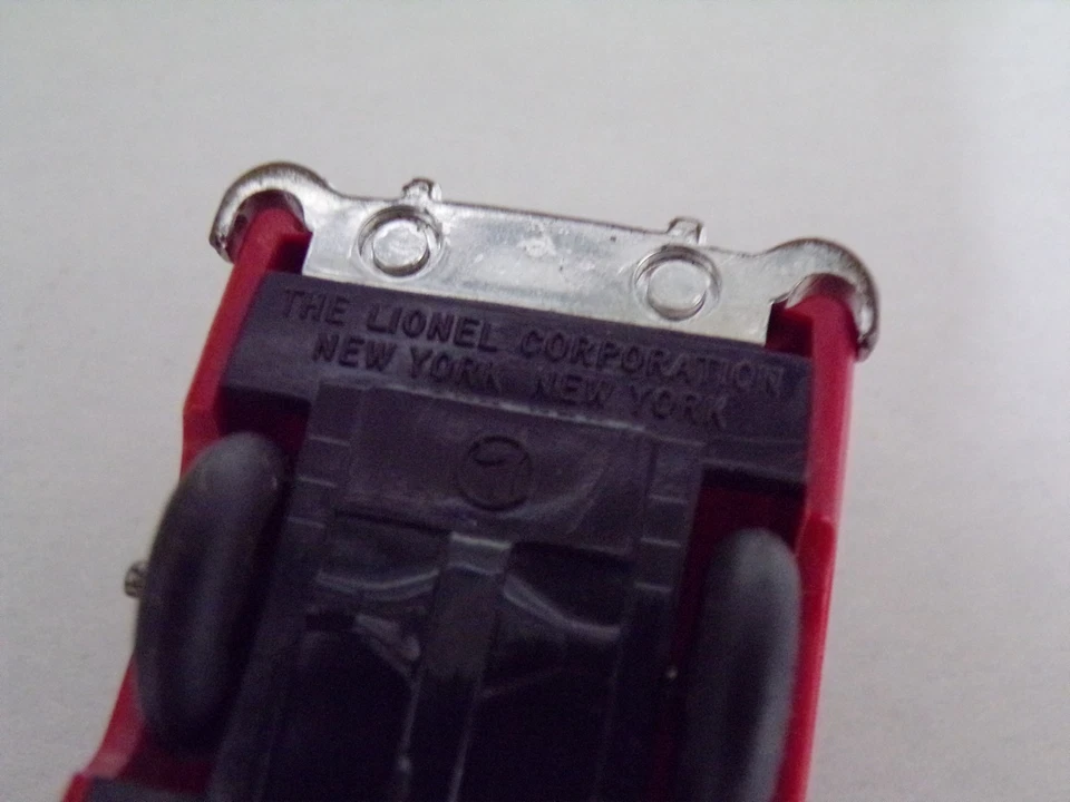 Lionel original automobile for 6414 6424 auto carriers 100% original Red 1950's - Image 4 of 4