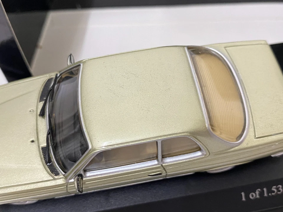 (paint issue) Minichamps Mercedes Benz 230CE W123 1977 1:43 scale model car - Image 4 of 4