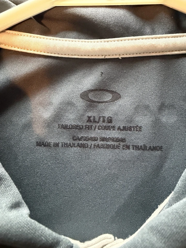 Polo para hombre Subaru concesionario marca Oakley talla XL gris con detalles en gris claro Foto 3 de 4