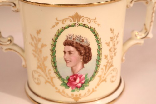 édition limitée Coupe commémorative couronnement de la reine Elizabeth II Royal Crown Derby - Photo 3/10