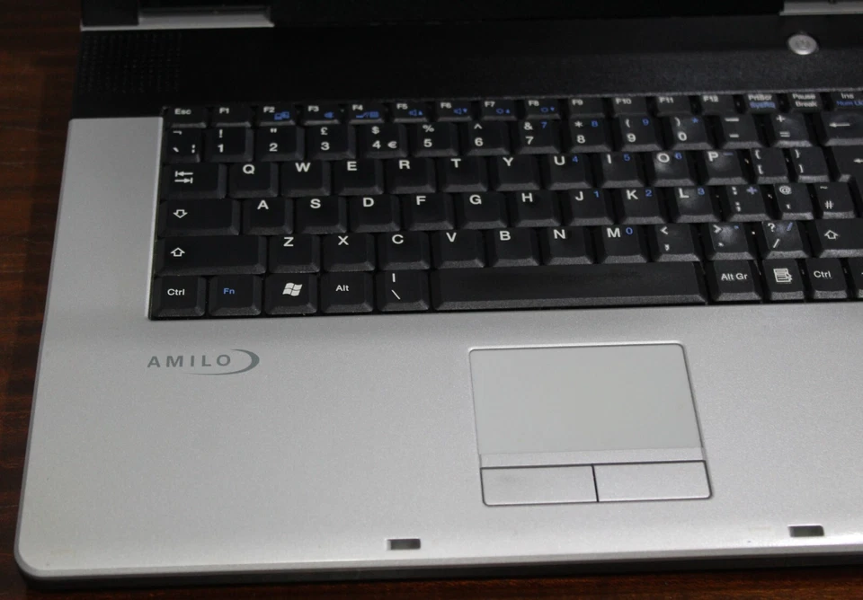 Fujitsu Amilo L7320GW Celeron Windows XP Laptop with 1gb Ram - Image 3 of 4