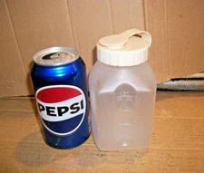 Vintage Rubbermaid 1 Pint/16 Oz Drink/Beverage Pitcher/Bottle