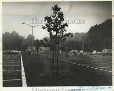 1995 Press Photo Youths playing Roller Hockey in a parking lot - sia11487