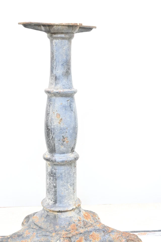 Base de mesa de hierro fundido de tres patas industrial americana antigua de los años 1880-1890 Foto 3 de 4