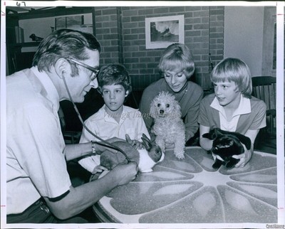 1974 Photo Veterinarian Dr Jay Miller Mercer Island Vet Checks Pets Animals 8X10