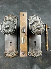 Lockwood Bordeaux  1897 Door Knob and Back Plate Passage Set E-13300