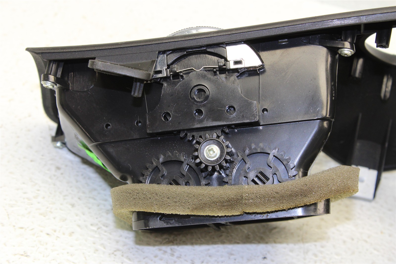2008-2013 Maserati GranTurismo Dash AC Heater Vent Center Panel 68233000 08-13