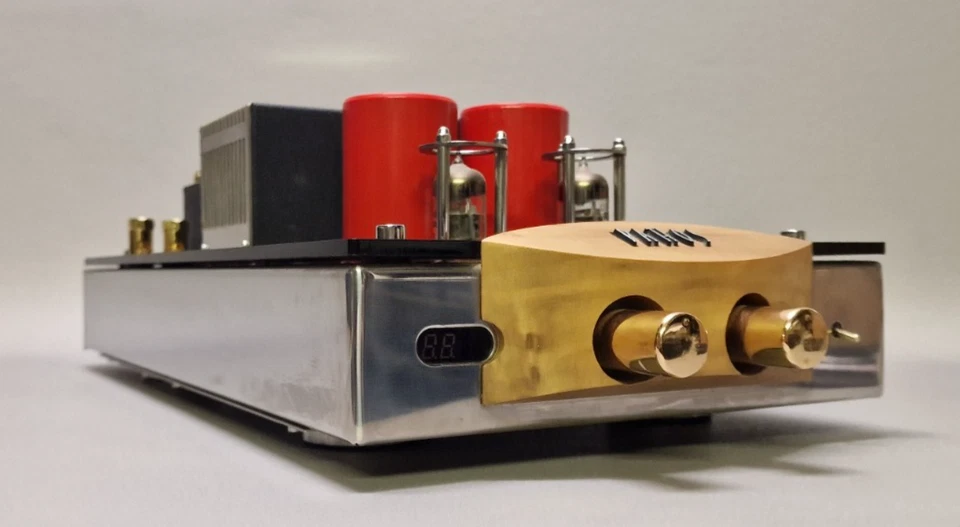 Amplificatore integrato ibrido Pathos Classic One - Immagine 3 di 4