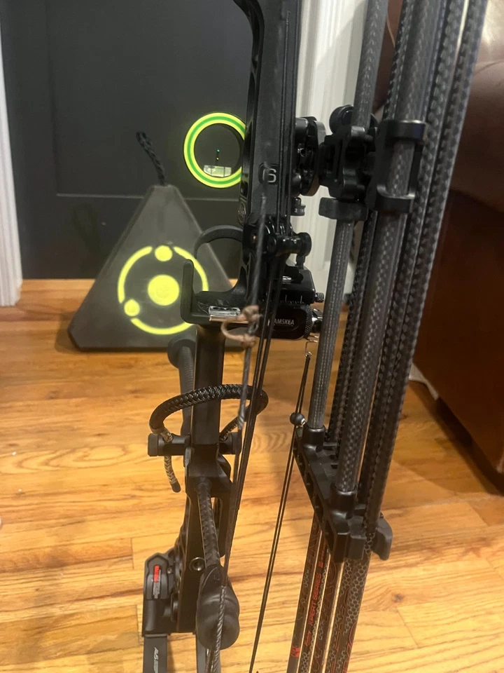 Mathews Archery Halon 32 6 Black Compound Bow RH 31 /55 RH  - Image 3 of 4