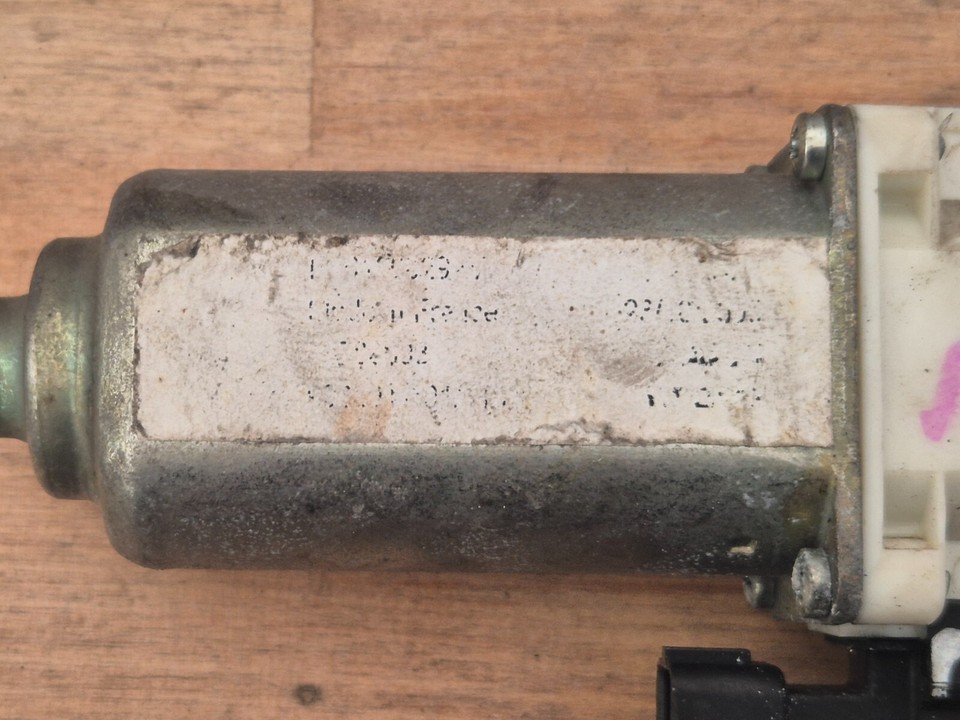 SAAB 93 93 20042006 GENUINE WINDOW MOTOR 2PIN LEFT SIDE LH 12755683