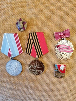 Russische Medaillen plus jugoslawisches Sternchen, russische Insignien Original
