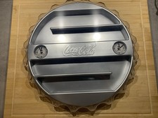 Coca-Cola Wandregal Kronkorken-Design mit 2 k...