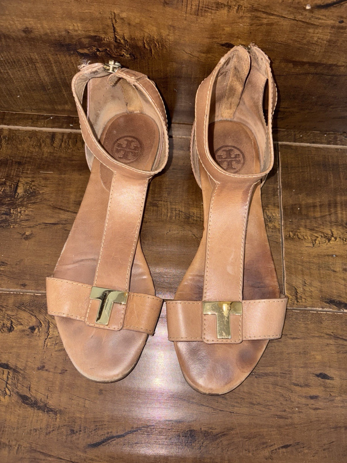 Tory Burch Casey tan leather sandals featuring a T-logo emblem 7M