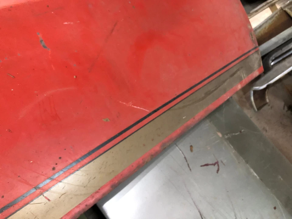 71 72 73 74 AMC JAVELIN Puerta Izquierda Cáscara Oxidada Roja con Rayas Doradas Colgador de Pared Foto 4 de 4