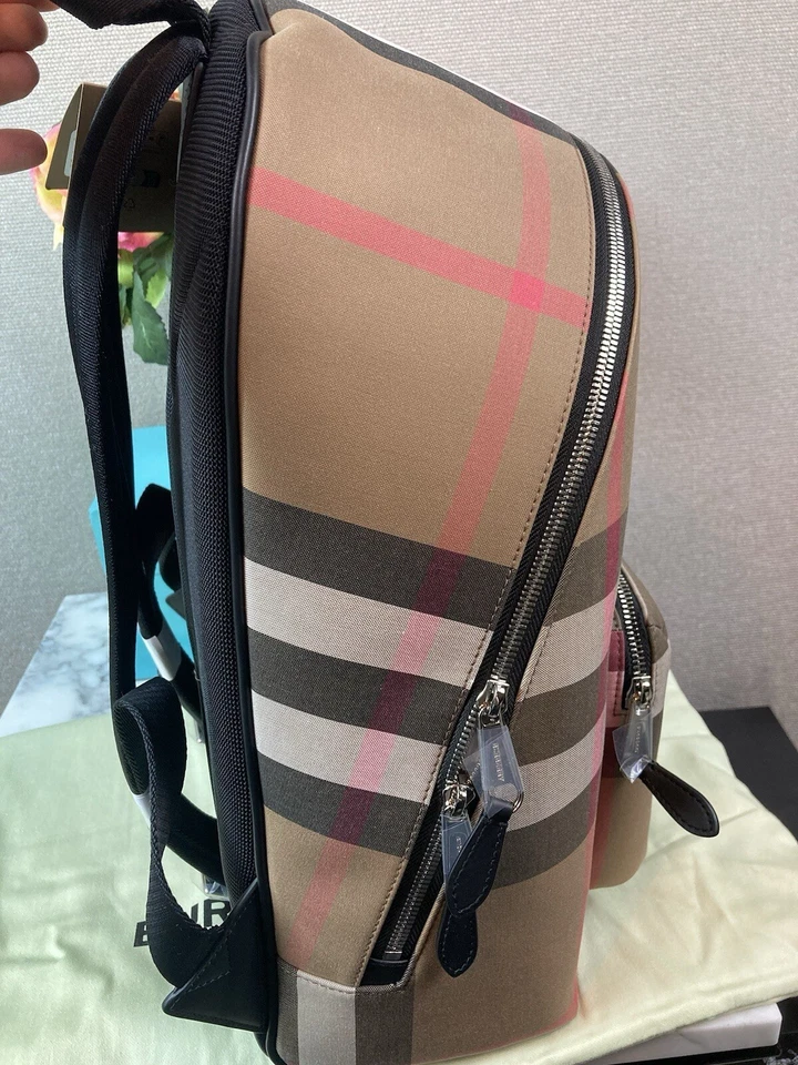 Mochila de lona para hombre Burberry marrón topo IP Check Jeff nueva con etiquetas - venta al por menor de $1350 Foto 4 de 4