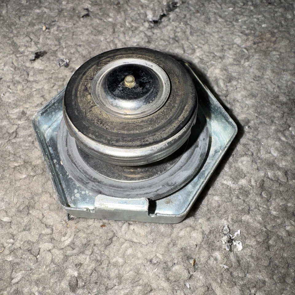 Jeep Wrangler Radiator Coolant Cap 2.4,2.5,4.0 New - Image 2 of 3