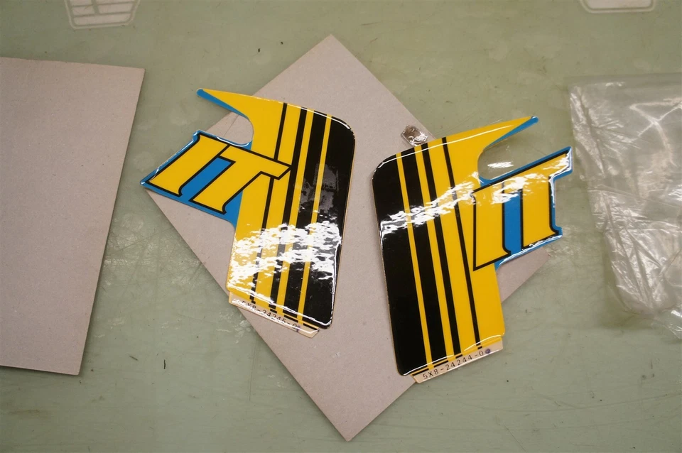 Yamaha 1982 IT175J EMBLEMAS DEL TANQUE DE COMBUSTIBLE NUEVO IT 175 *2526 Foto 2 de 4