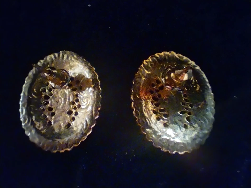 Pendientes de filigrana sumergida de oro de 14 k con perlas de imitación de esmalte rosa Co 1928 Foto 2 de 2