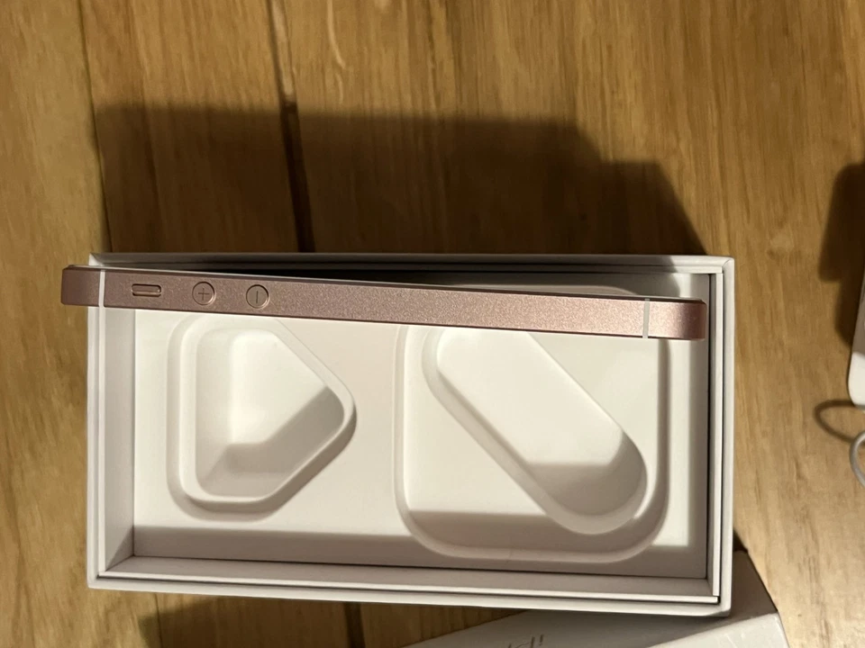 Apple iPhone SE (A1723) 32GB (Unlocked) GSM+CDMA Smartphone - Rose Gold WORKING - Image 3 of 4