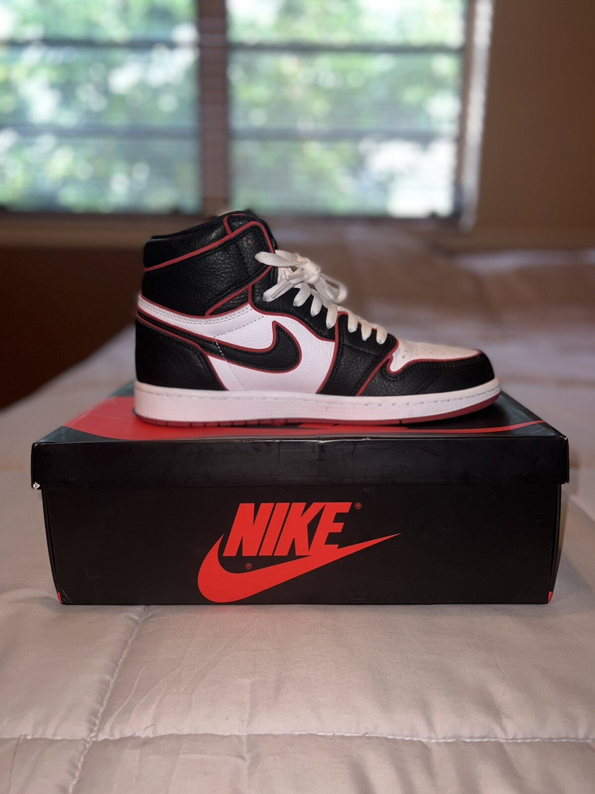 aj1 bloodline white laces