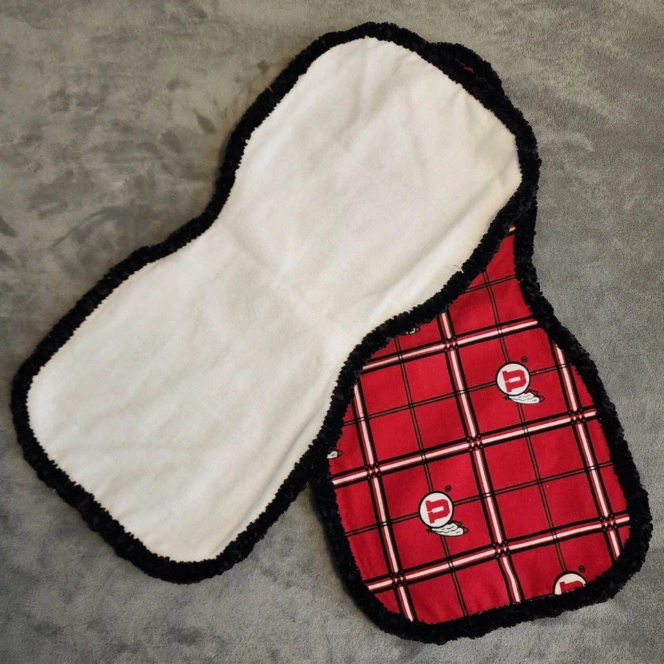 Manta de recepción de vellón rojo/negro patrón Utah Univ 42"x42" y 2 paños eructos NUEVO Foto 4 de 4